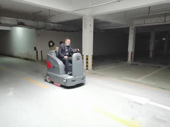 圣安多尼堂小区物业保洁不用人力改用驾驶式洗地机了